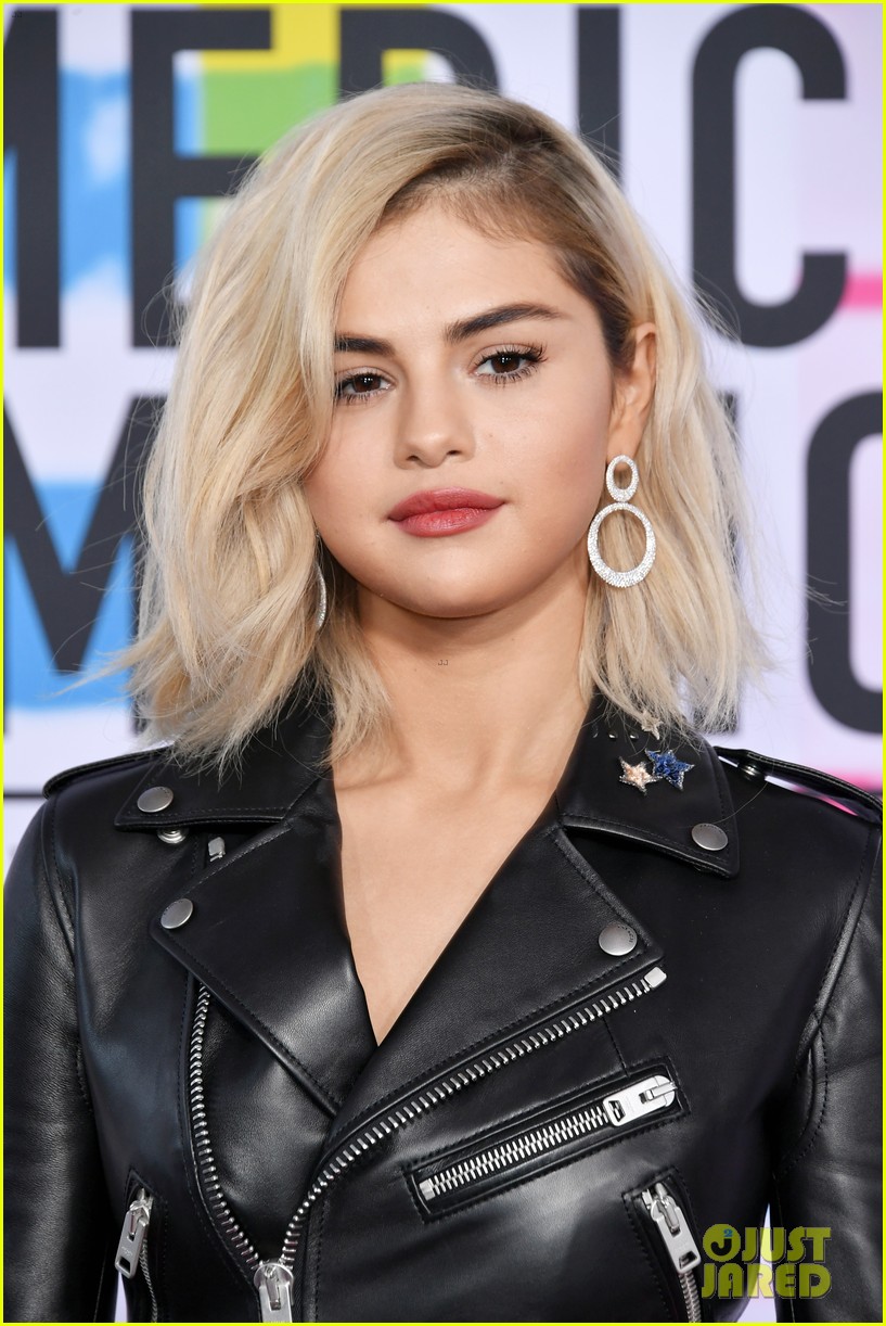 Selena Gomez Goes Blonde for AMAs 2017 Red Carpet!