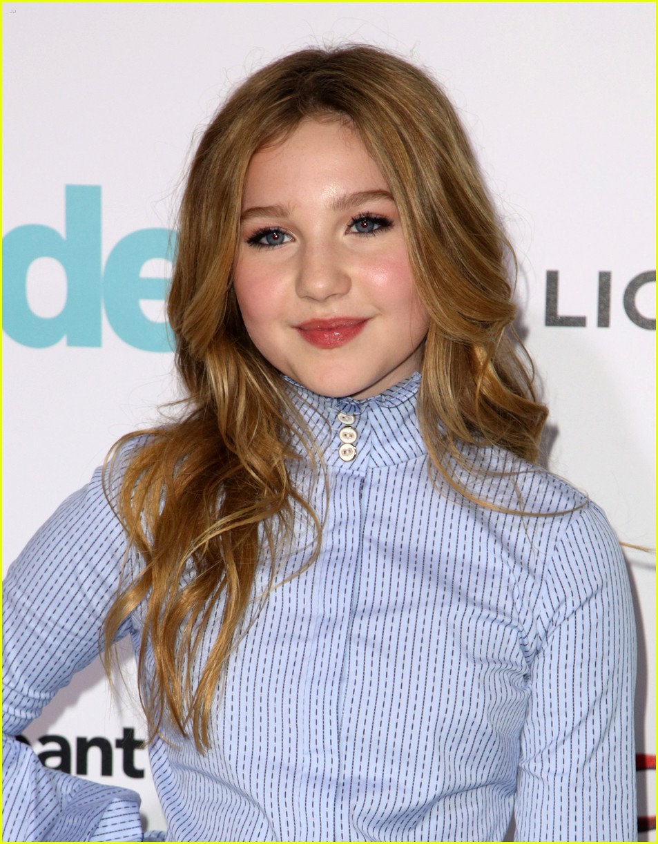 Izabela Vidovic Shines at 'Wonder' Premiere with Bea Miller