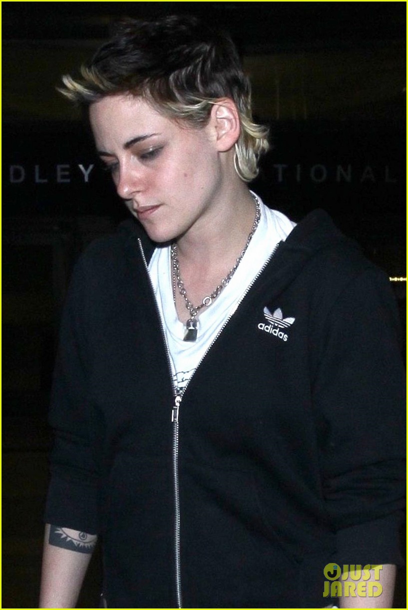 Kristen Stewart Arrives Back in LA Ahead of Thanksgiving!