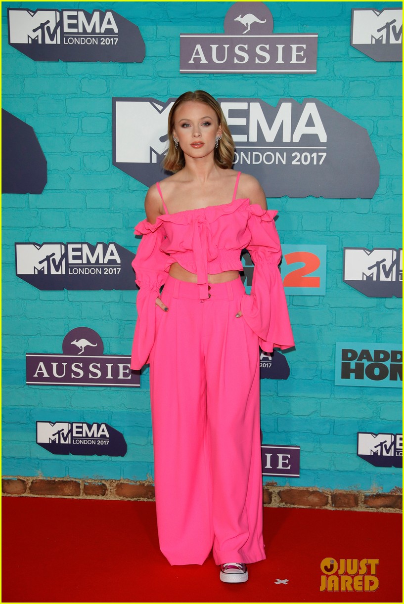 Zara Larsson Joins Other Clean Bandit Collaborators at MTV EMAs 2017!