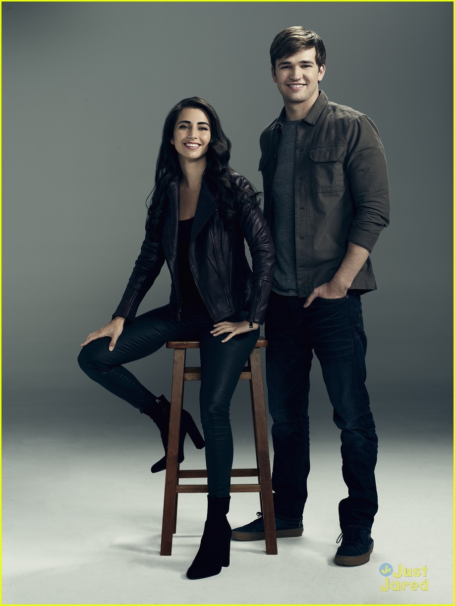 Willa & Holden Get Steamy In New 'Beyond' Teaser - Watch!