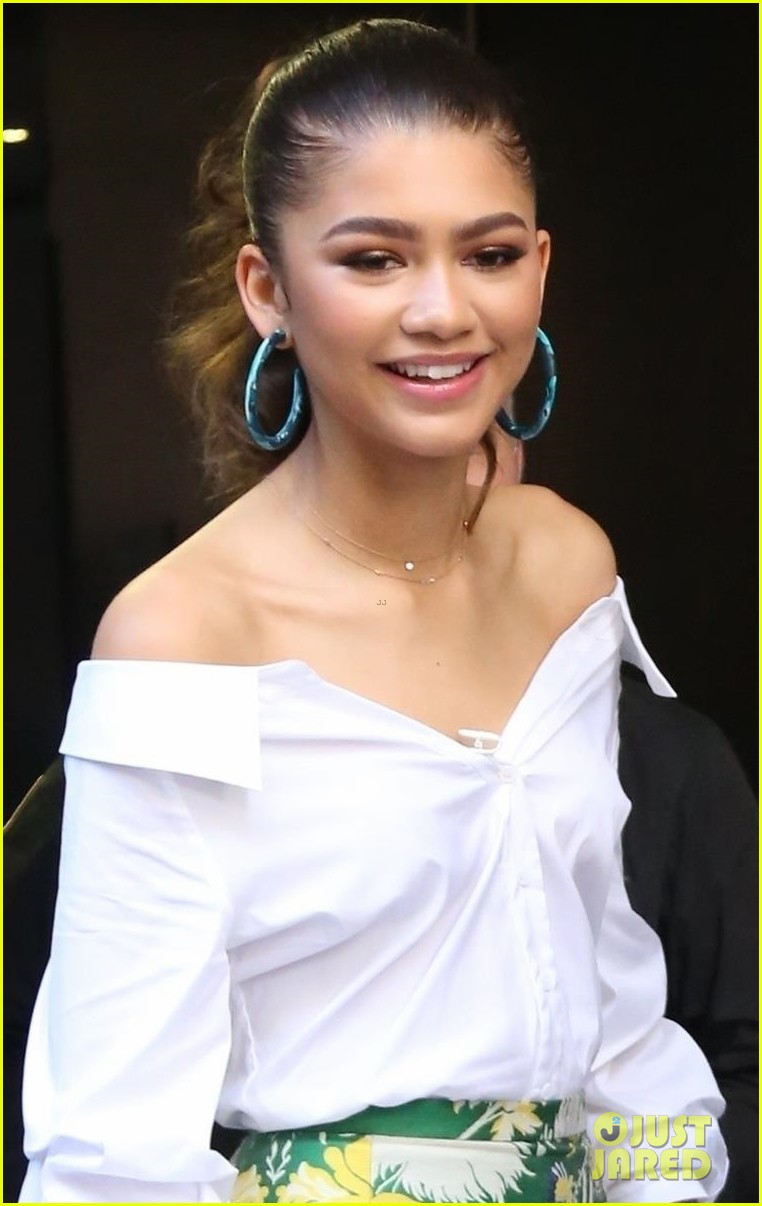 Zendaya Joins Zac Efron While Promoting 'The Greatest Showman' in Sydney