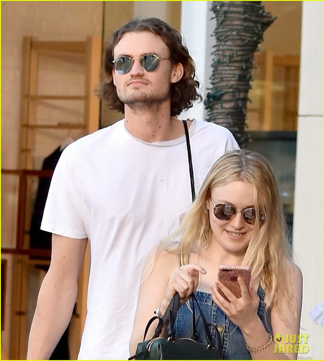 Dakota Fanning Spends Time with Her Boyfriend & Sister!