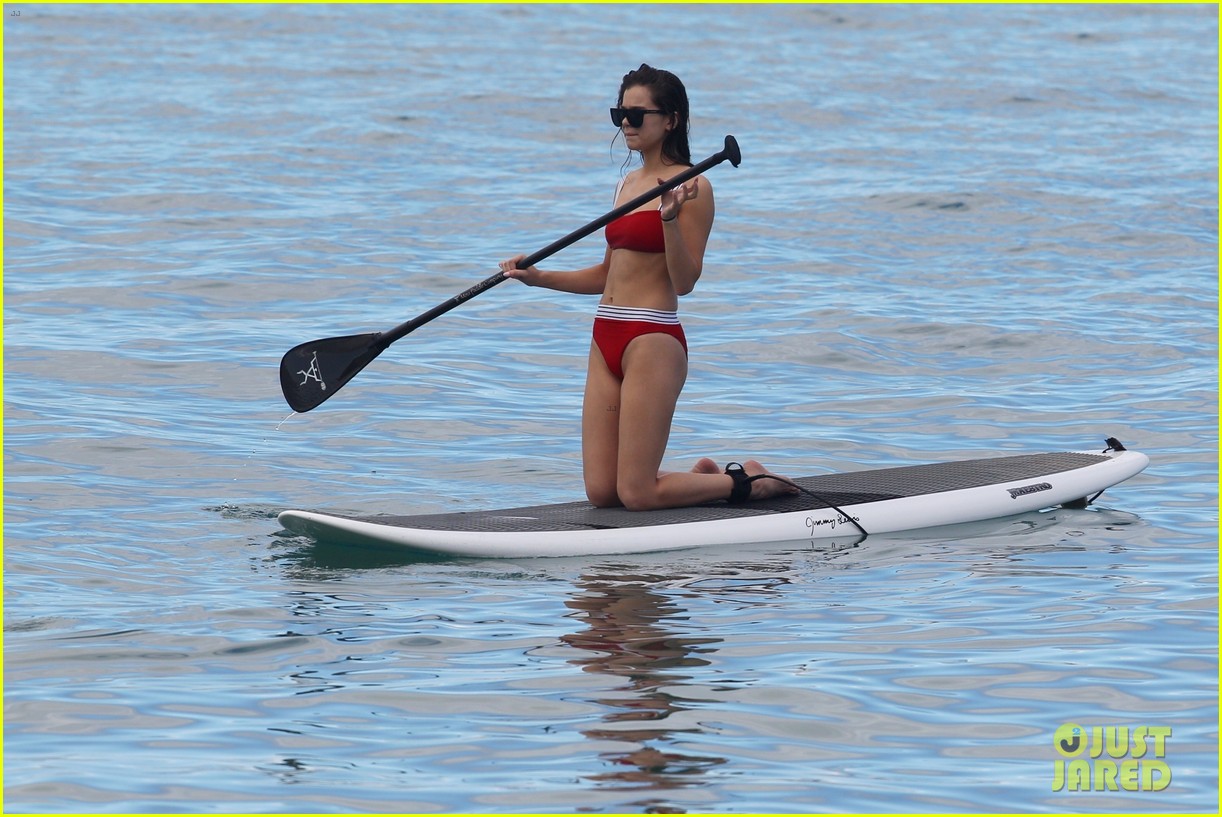 Hailee Steinfeld Hits the Beach to Go Paddle Boarding for Christmas!