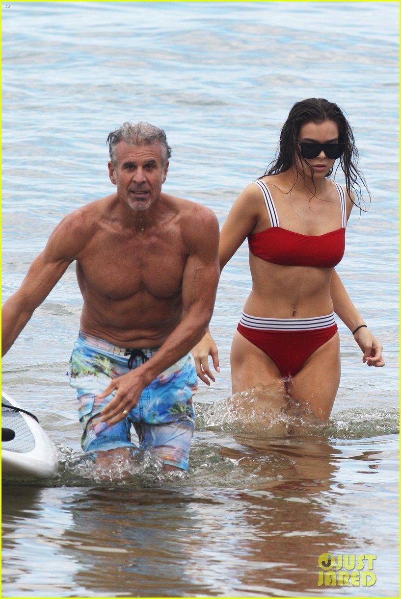 Hailee Steinfeld Hits the Beach to Go Paddle Boarding for Christmas!