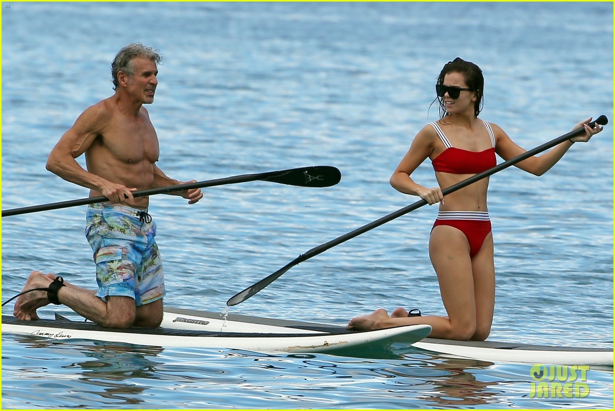 Hailee Steinfeld Hits the Beach to Go Paddle Boarding for Christmas!