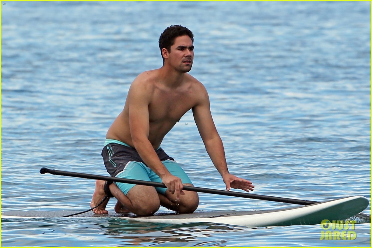 Hailee Steinfeld Hits the Beach to Go Paddle Boarding for Christmas!