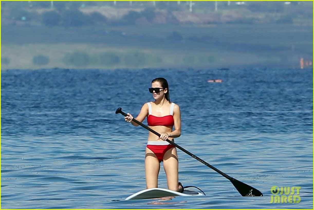Hailee Steinfeld Hits the Beach to Go Paddle Boarding for Christmas!
