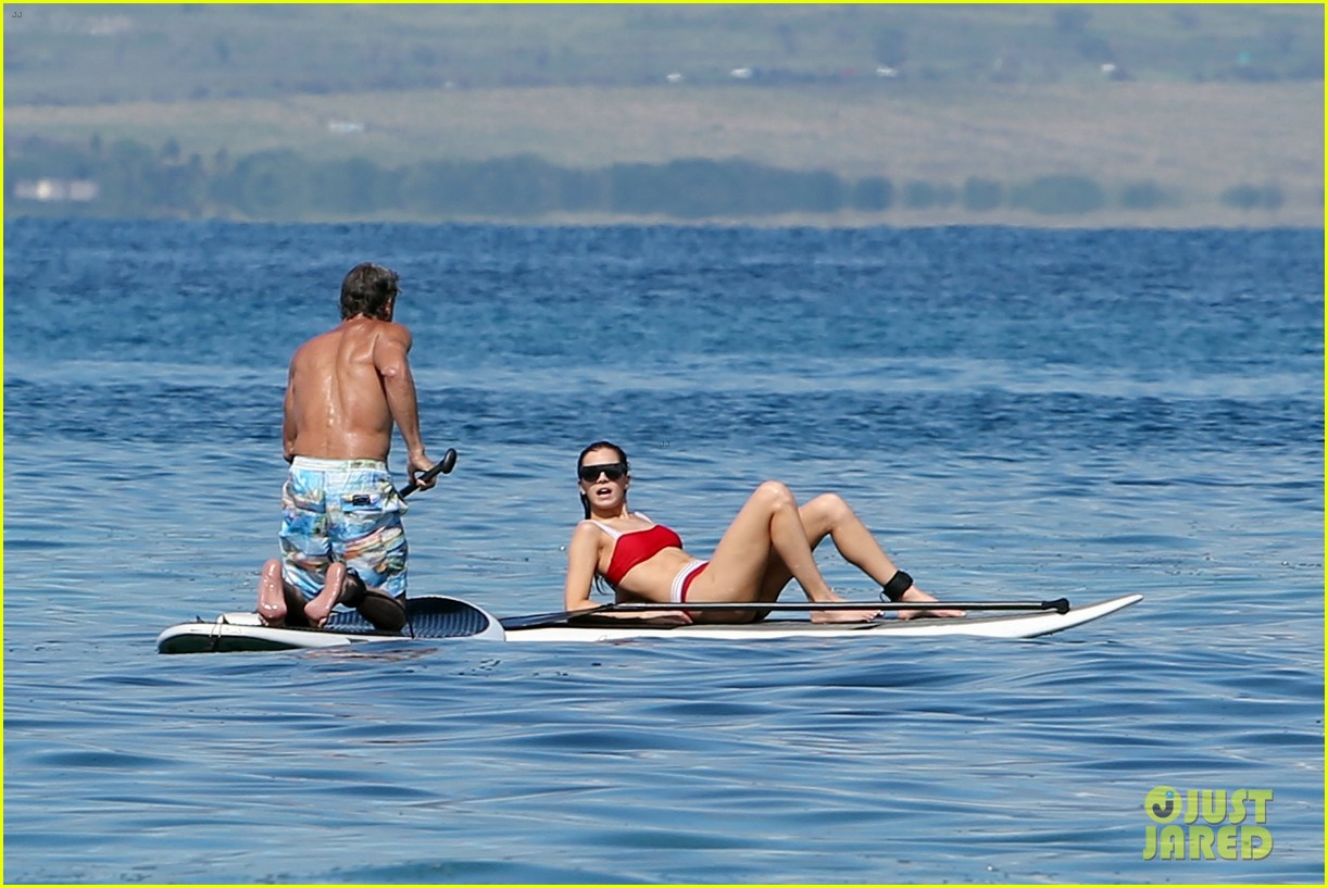 Hailee Steinfeld Hits the Beach to Go Paddle Boarding for Christmas!