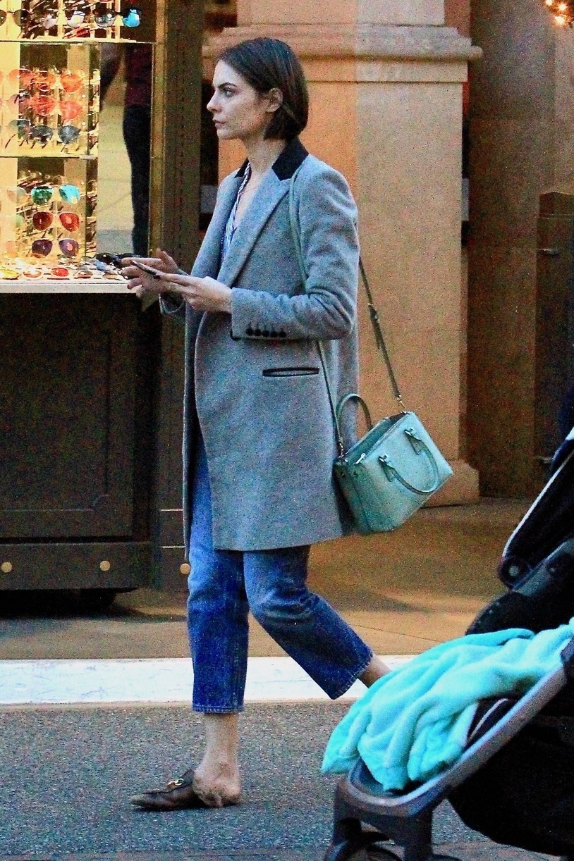 Willa Holland Does A Little Holiday Shopping Before 'Arrow's Mid-Season Finale