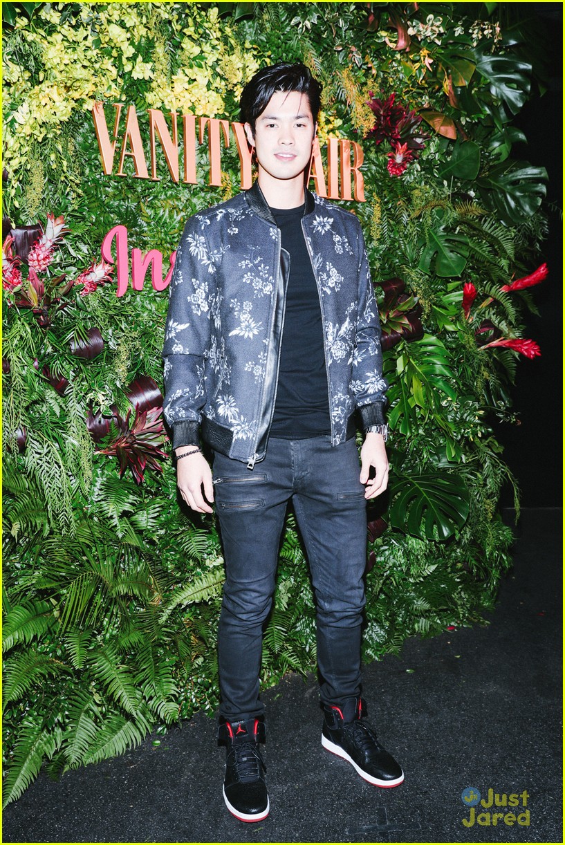 13 Reasons Why's Tommy Dorfman Rocks a Dress at Pre-Golden Globes Party