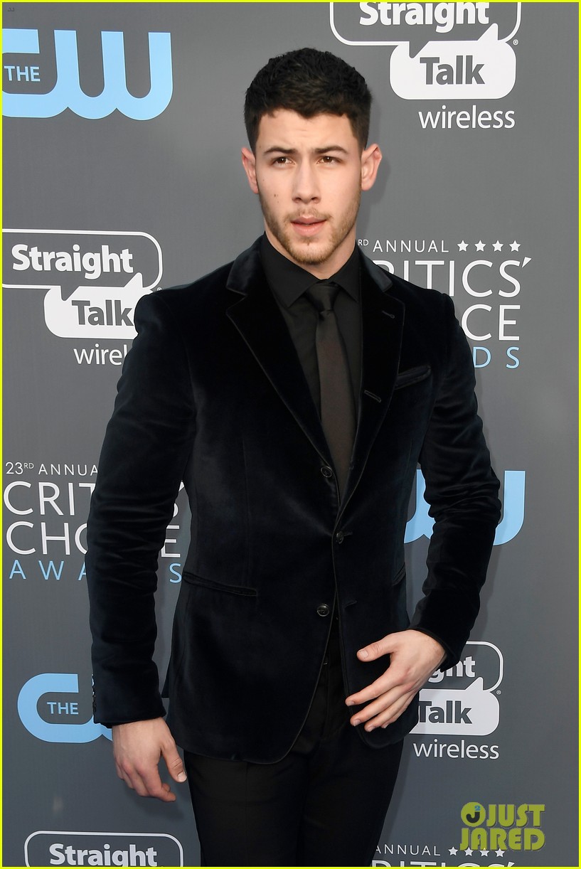 Nick Jonas Looks Handsome on the Carpet at Critics' Choice Awards 2018!