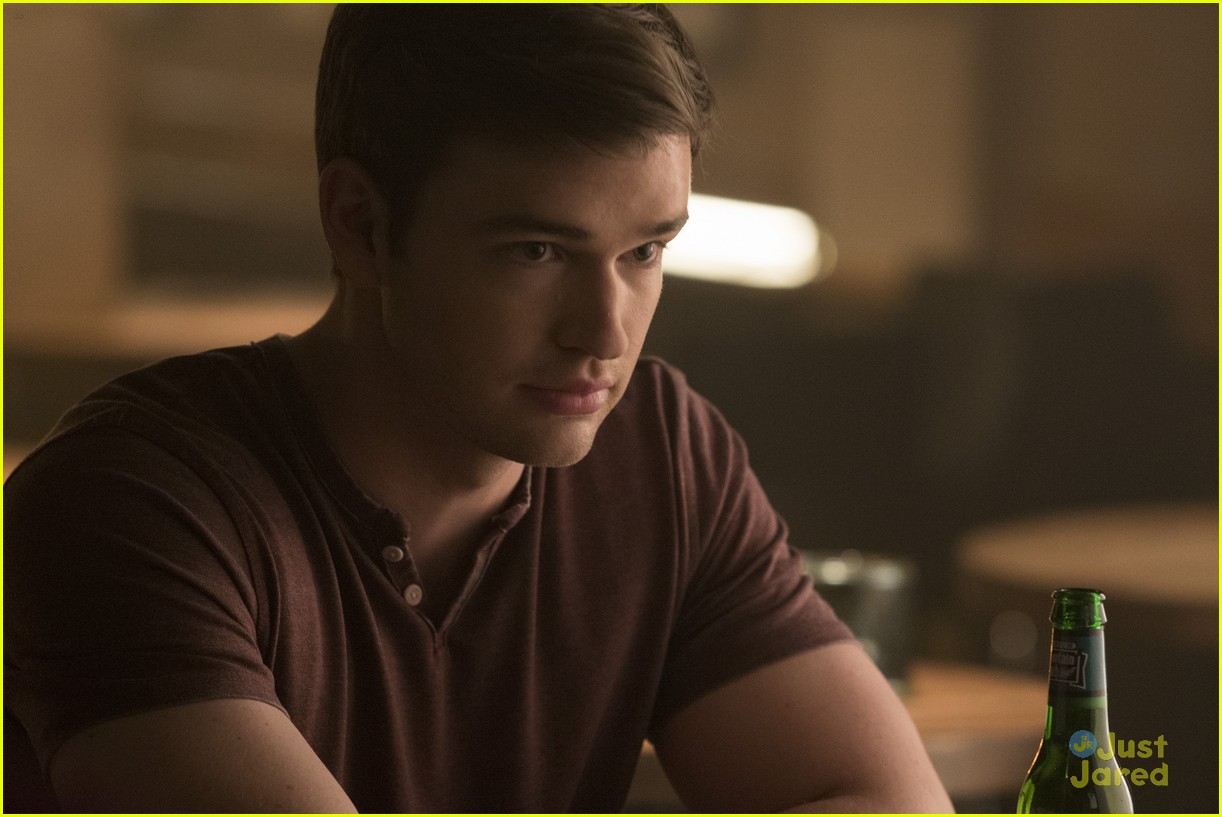‘Beyond’ Sneak Peek: Holden Comforts Willa As Arthur Goes Missing