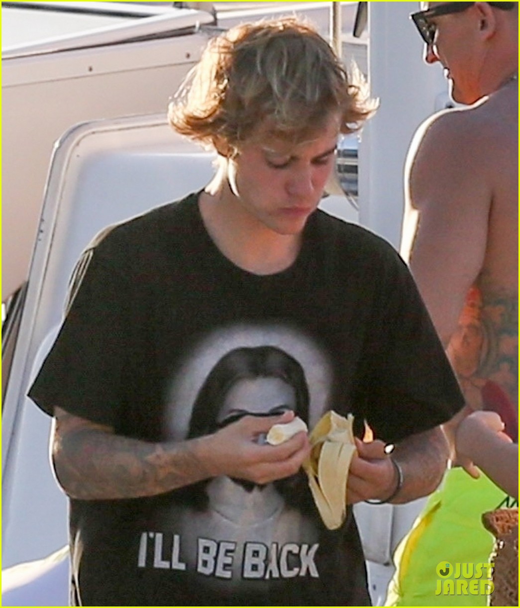 Selena Gomez Packs on PDA with Justin Bieber in New Photos from Jamaica!