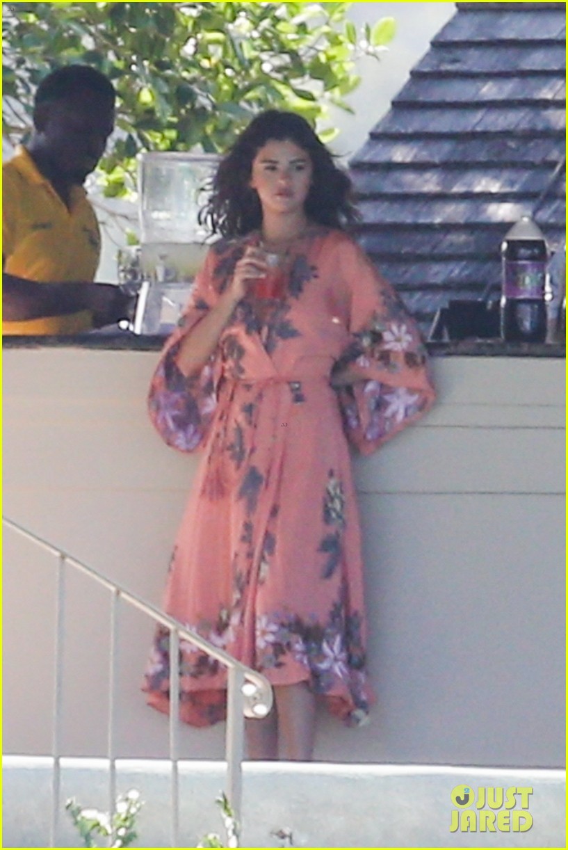 Selena Gomez Packs on PDA with Justin Bieber in New Photos from Jamaica!