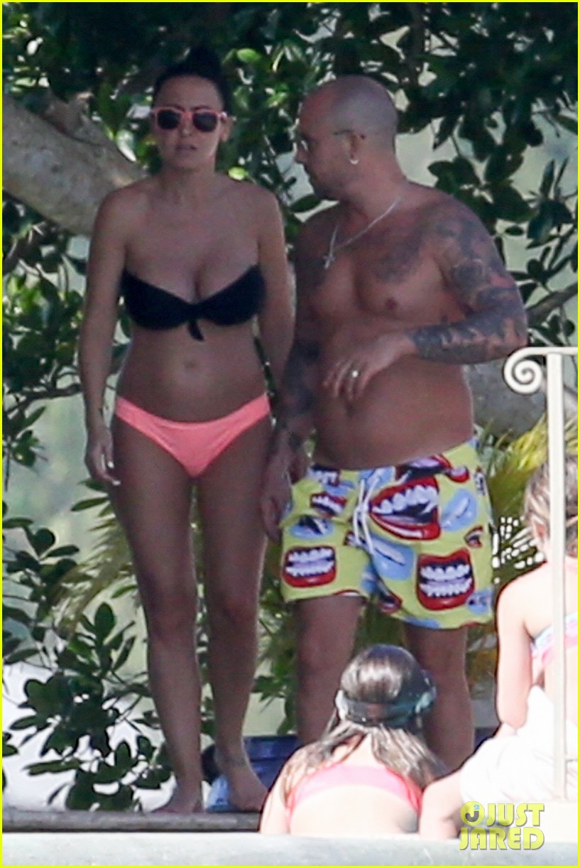 Selena Gomez Packs on PDA with Justin Bieber in New Photos from Jamaica!