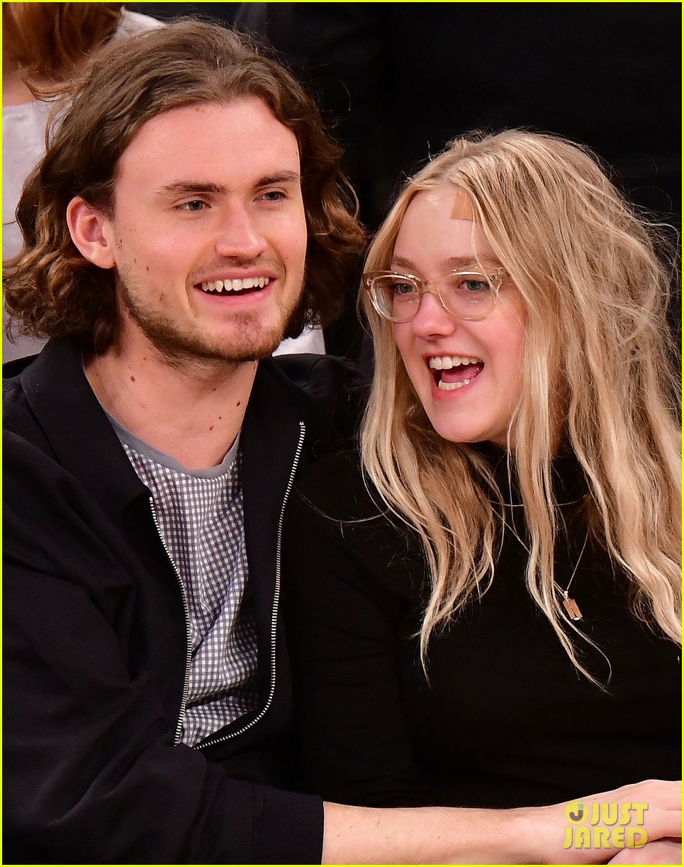 Dakota Fanning & Boyfriend Henry Frye Flaunt PDA at Knicks Game!