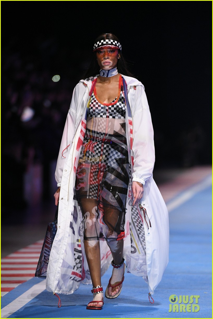 Bella & Anwar Hadid Join Big Sis Gigi For Final Tommy Hilfiger Show!
