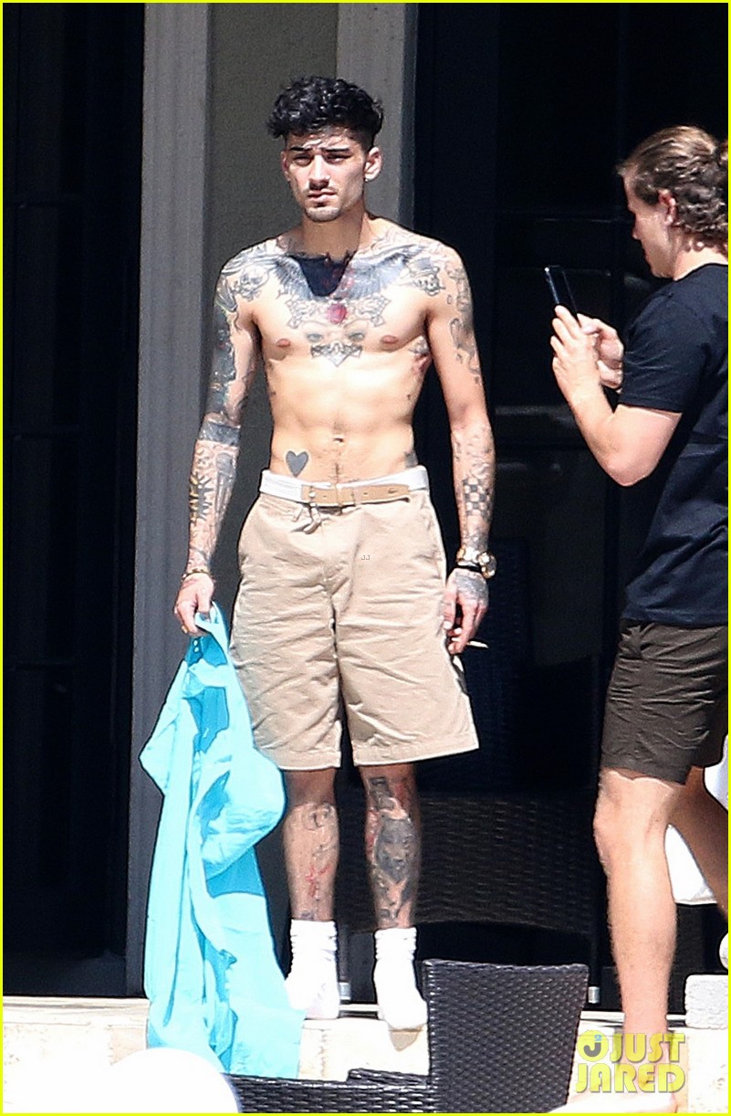 Zayn Malik Goes Shirtless For Mini Photo Shoot in Miami