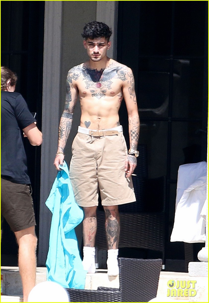 Zayn Malik Goes Shirtless For Mini Photo Shoot in Miami