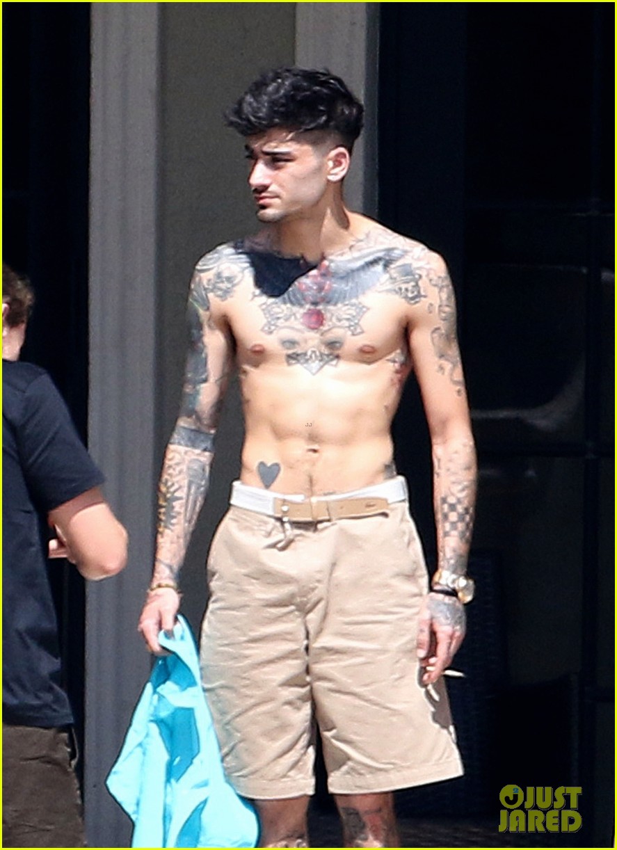 Zayn Malik Goes Shirtless For Mini Photo Shoot in Miami
