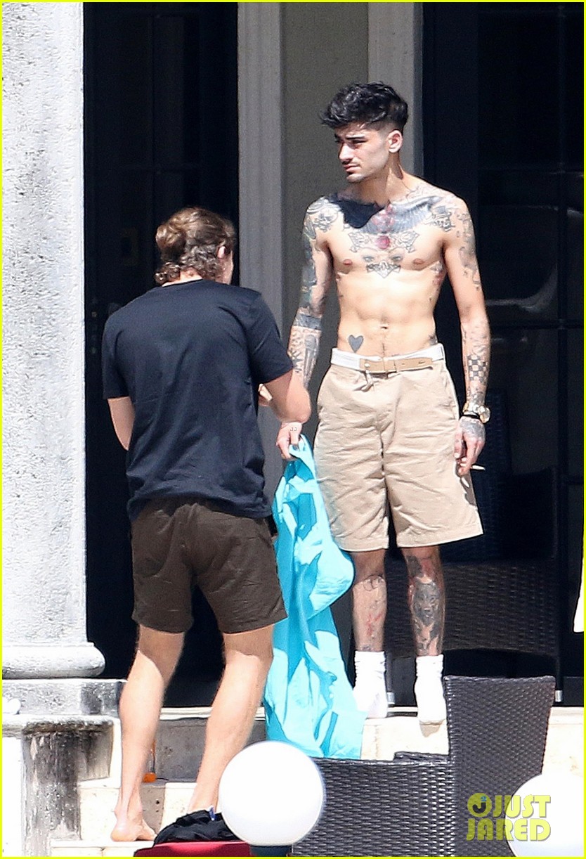 Zayn Malik Goes Shirtless For Mini Photo Shoot in Miami