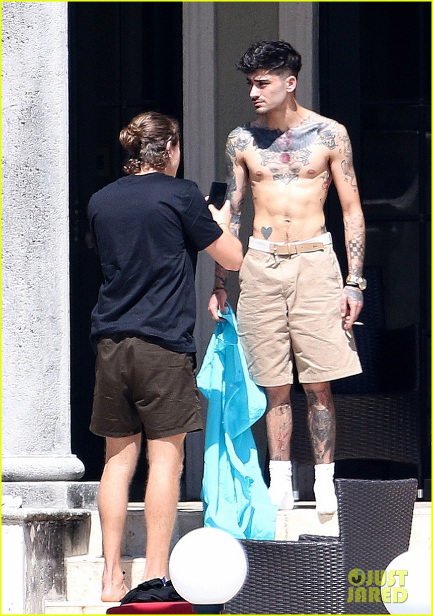 Zayn Malik Goes Shirtless For Mini Photo Shoot in Miami
