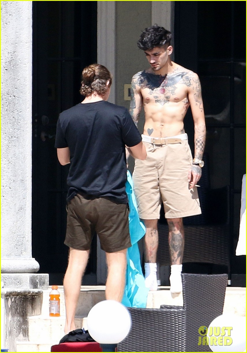 Zayn Malik Goes Shirtless For Mini Photo Shoot in Miami