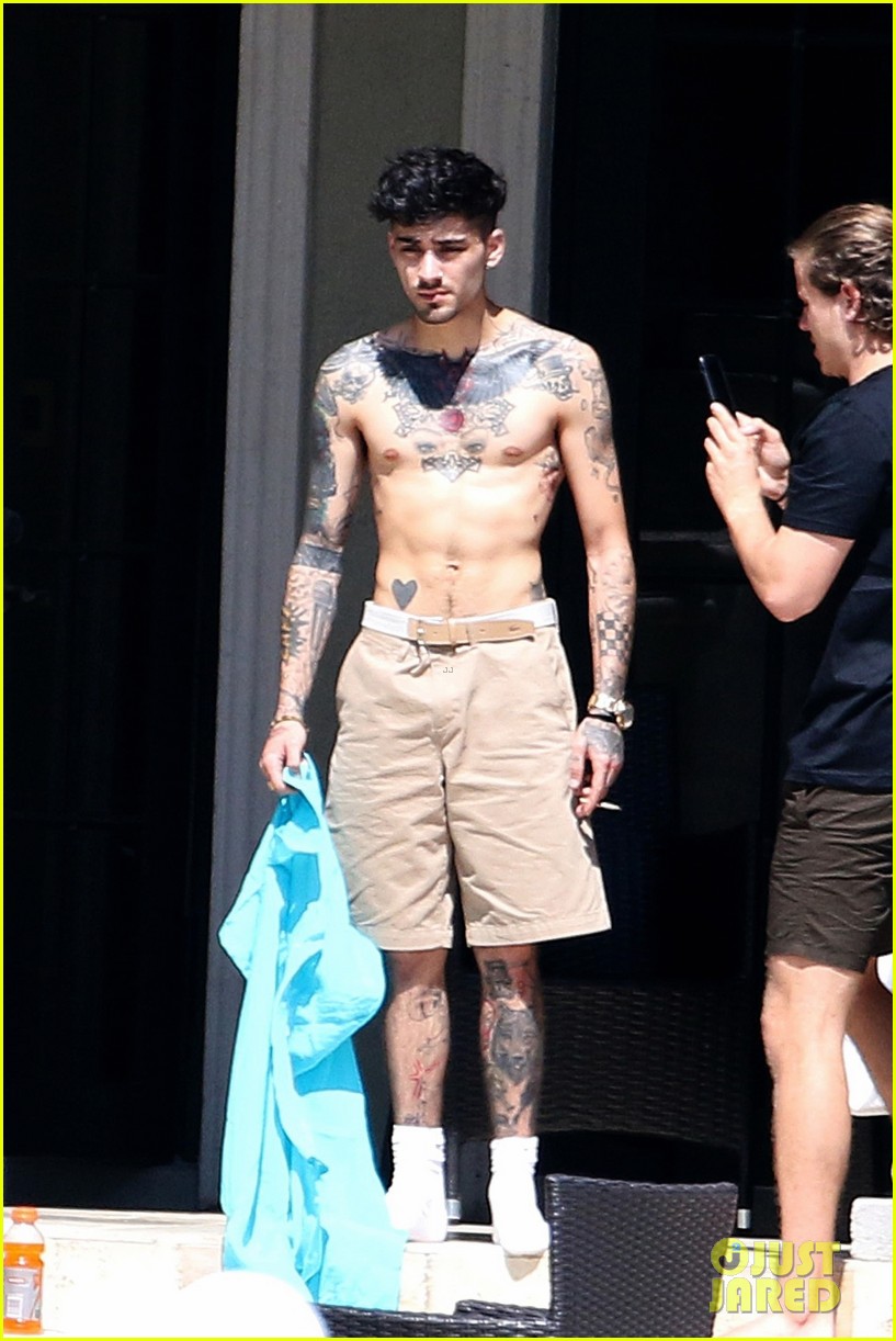 Zayn Malik Goes Shirtless For Mini Photo Shoot in Miami