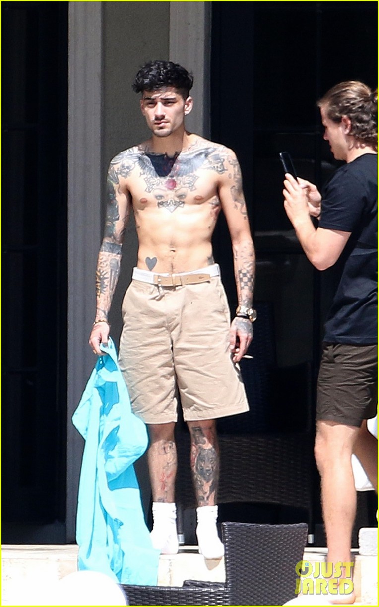 Zayn Malik Goes Shirtless For Mini Photo Shoot in Miami
