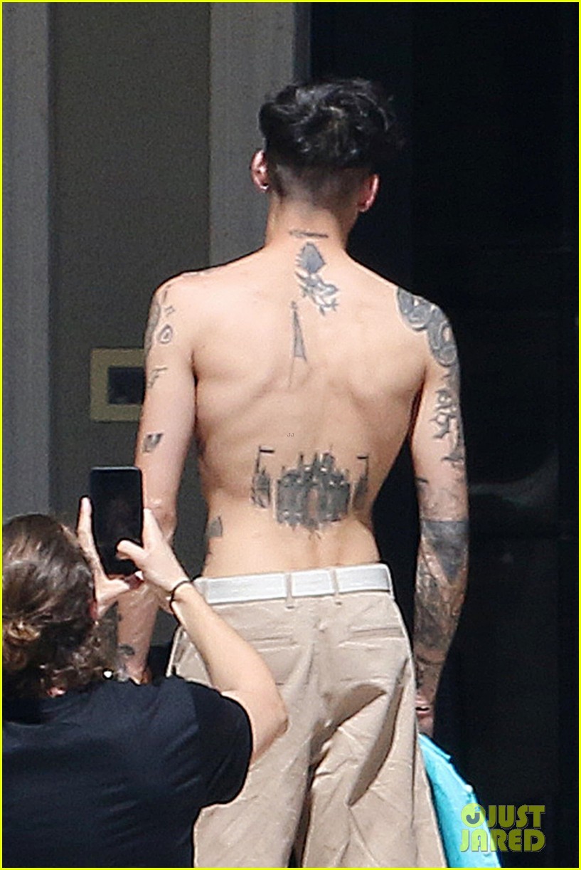 Zayn Malik Goes Shirtless For Mini Photo Shoot in Miami