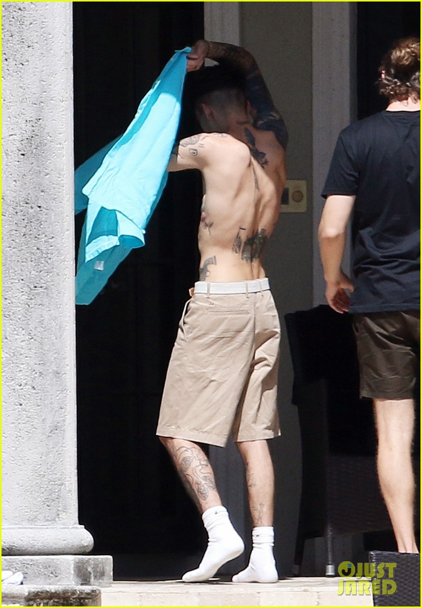Zayn Malik Goes Shirtless For Mini Photo Shoot in Miami