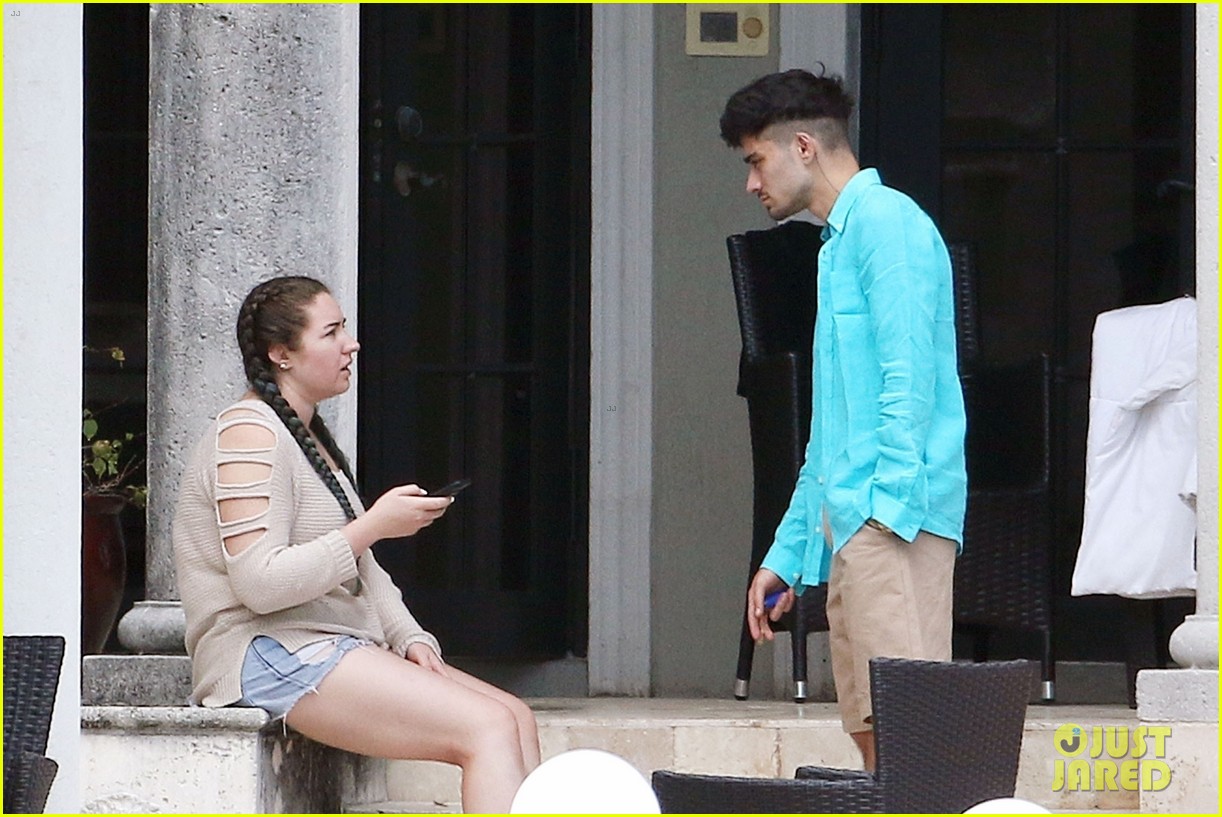 Zayn Malik Goes Shirtless For Mini Photo Shoot in Miami