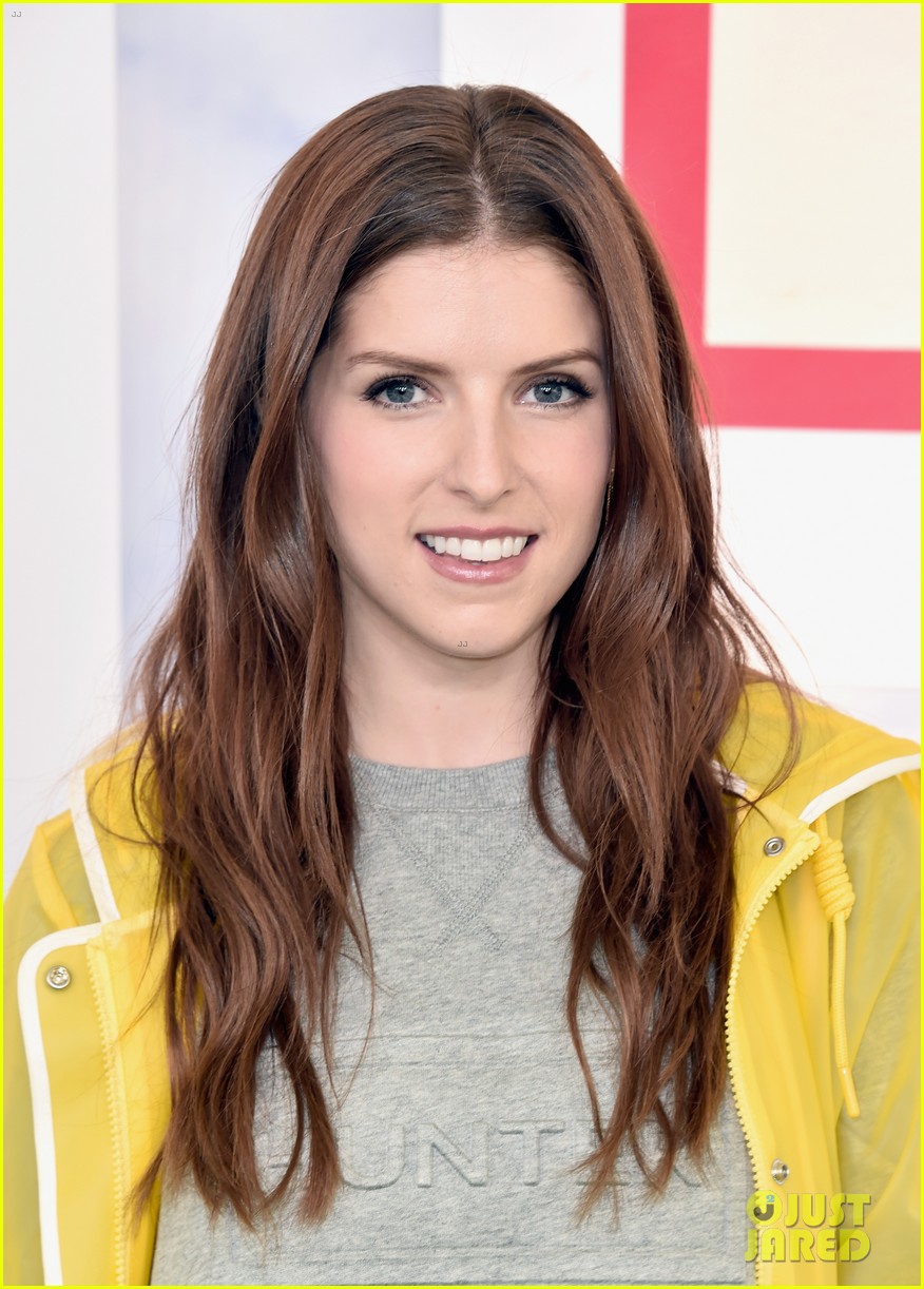 Pitch Perfect 3's Hailee Steinfeld & Anna Kendrick Attend Hunter for Target Ultimate Family Festival