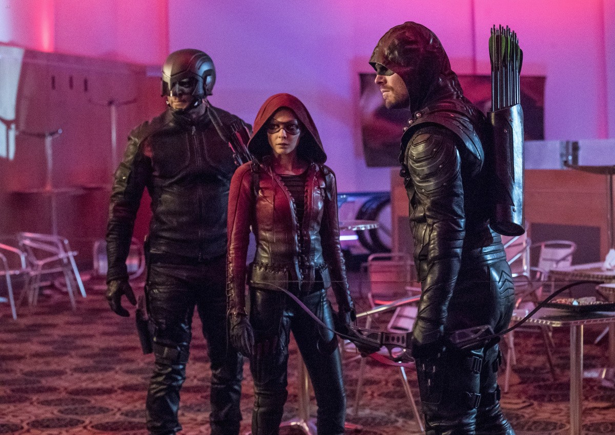 Thea Kisses Roy As Colton Haynes Returns To 'Arrow' Tonight - Watch The Clip!