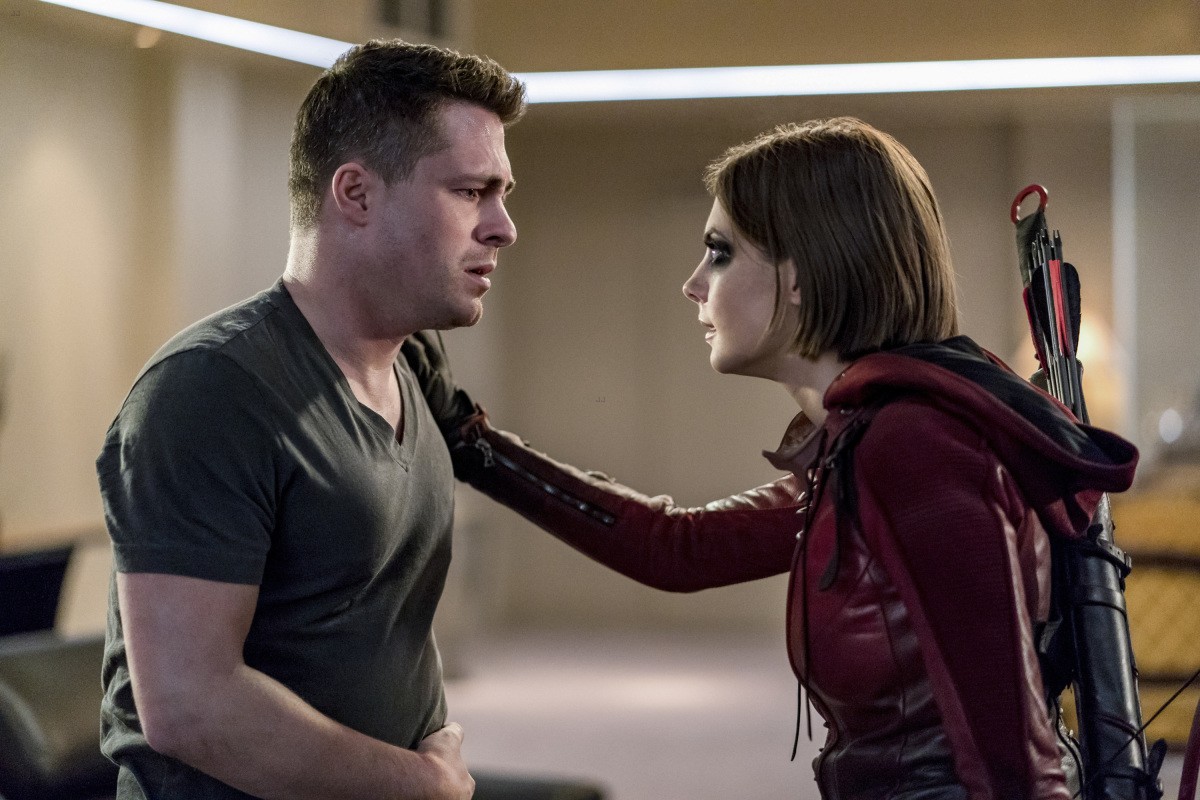 Thea Kisses Roy As Colton Haynes Returns To 'Arrow' Tonight - Watch The Clip!