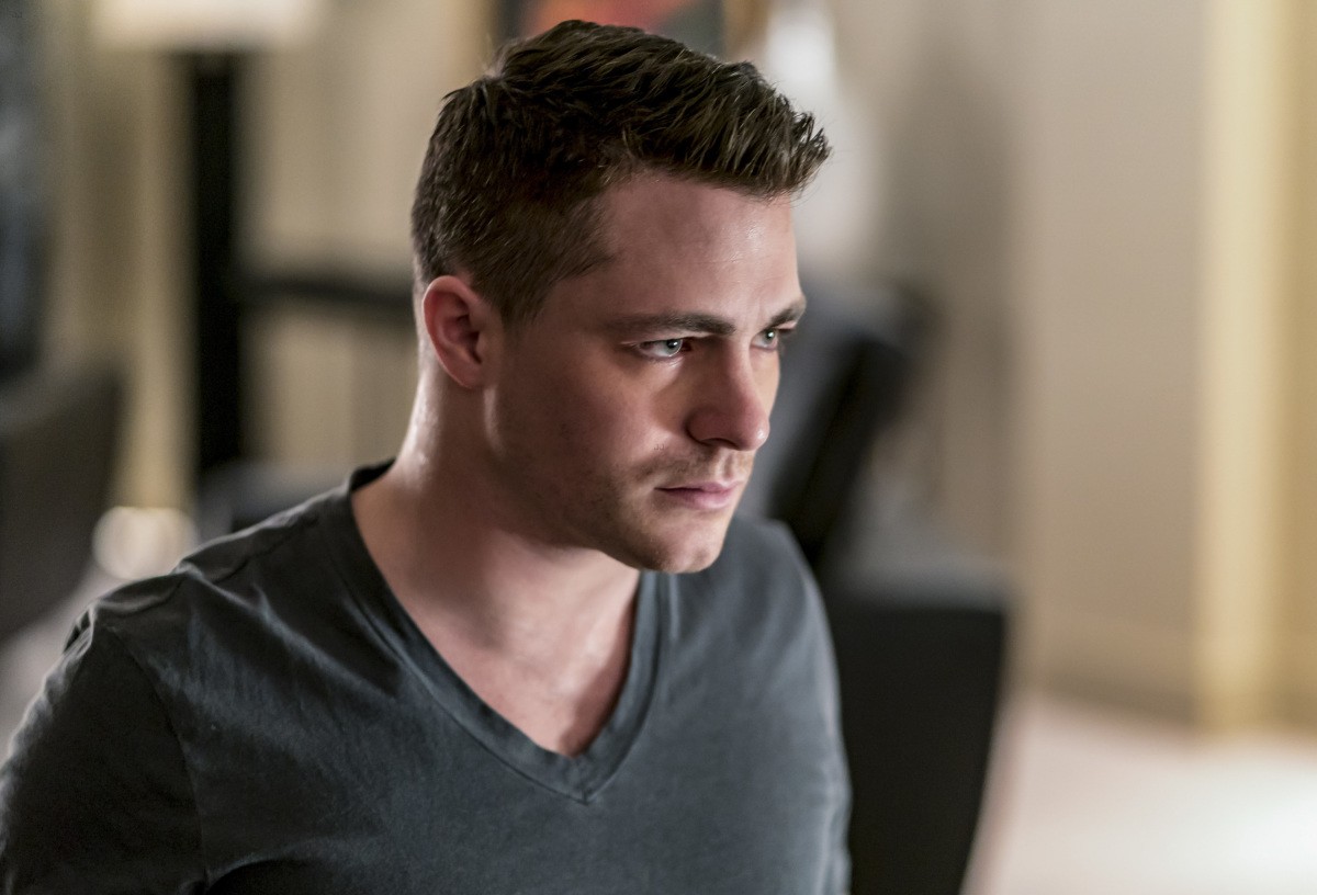 Thea Kisses Roy As Colton Haynes Returns To 'Arrow' Tonight - Watch The Clip!