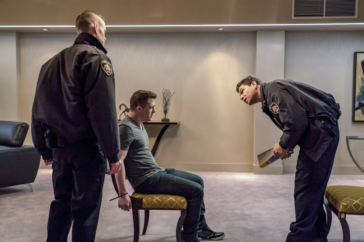 Thea Kisses Roy As Colton Haynes Returns To 'Arrow' Tonight - Watch The Clip!