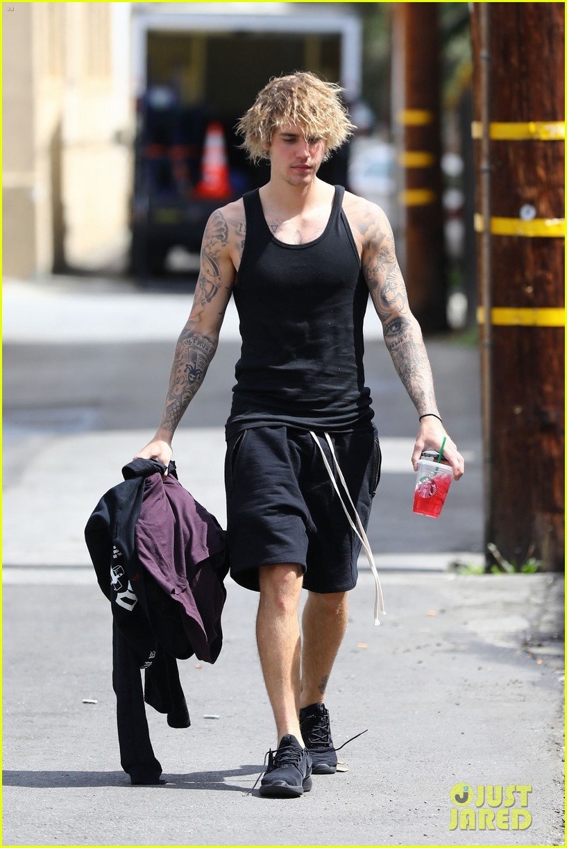 Justin Bieber Shows Off His Muscles After a Workout!