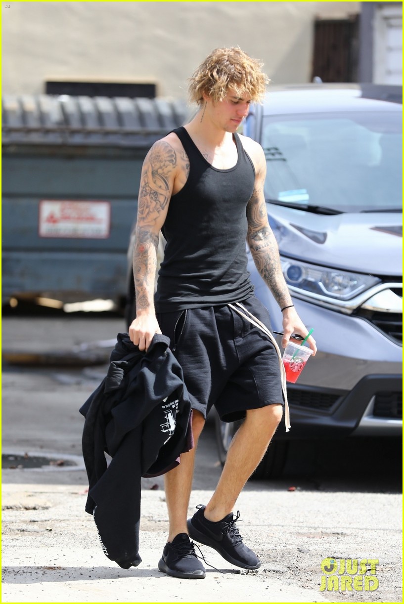 Justin Bieber Shows Off His Muscles After a Workout!