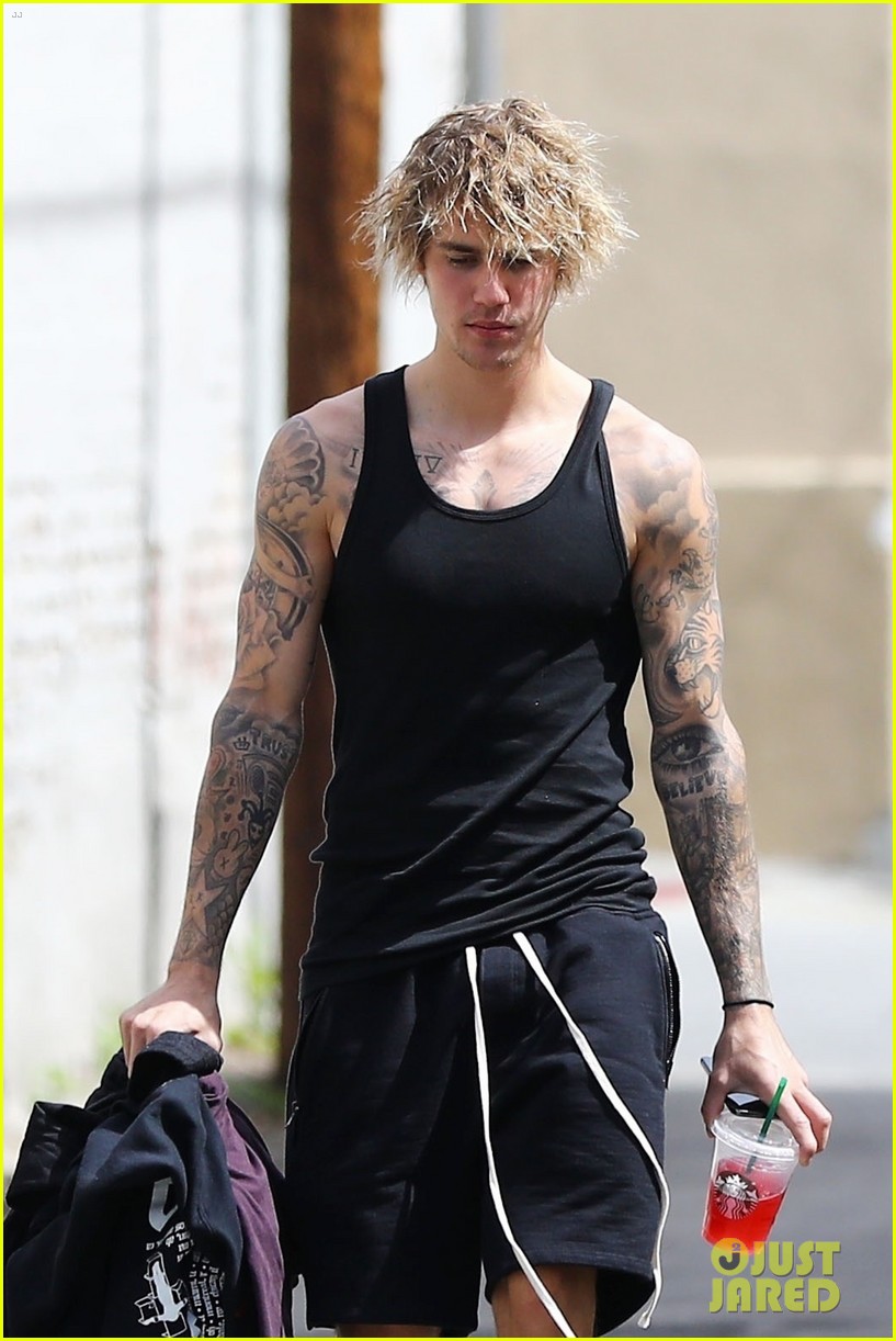 Justin Bieber Shows Off His Muscles After a Workout!