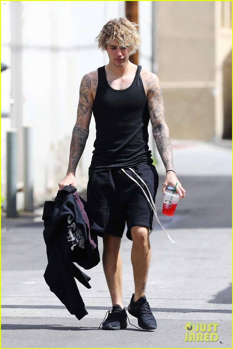 Justin Bieber Shows Off His Muscles After a Workout!