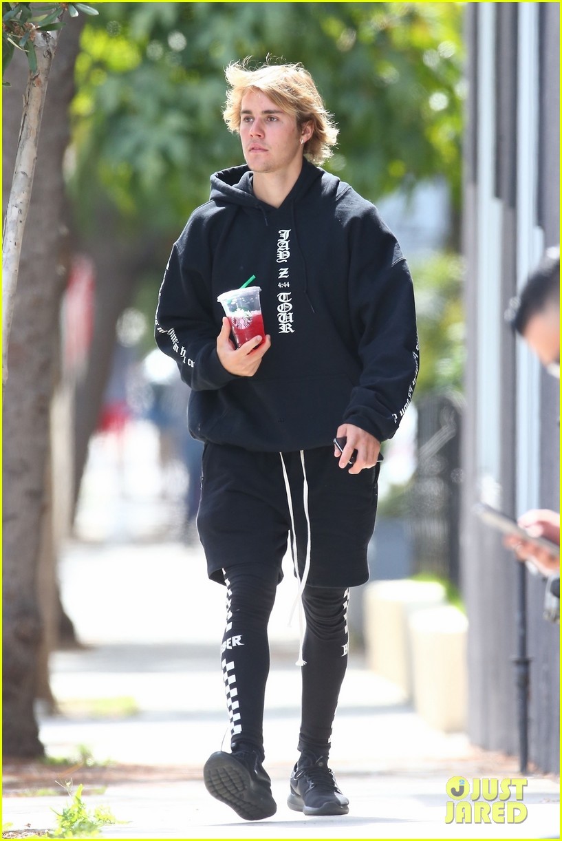 Justin Bieber Shows Off His Muscles After a Workout!