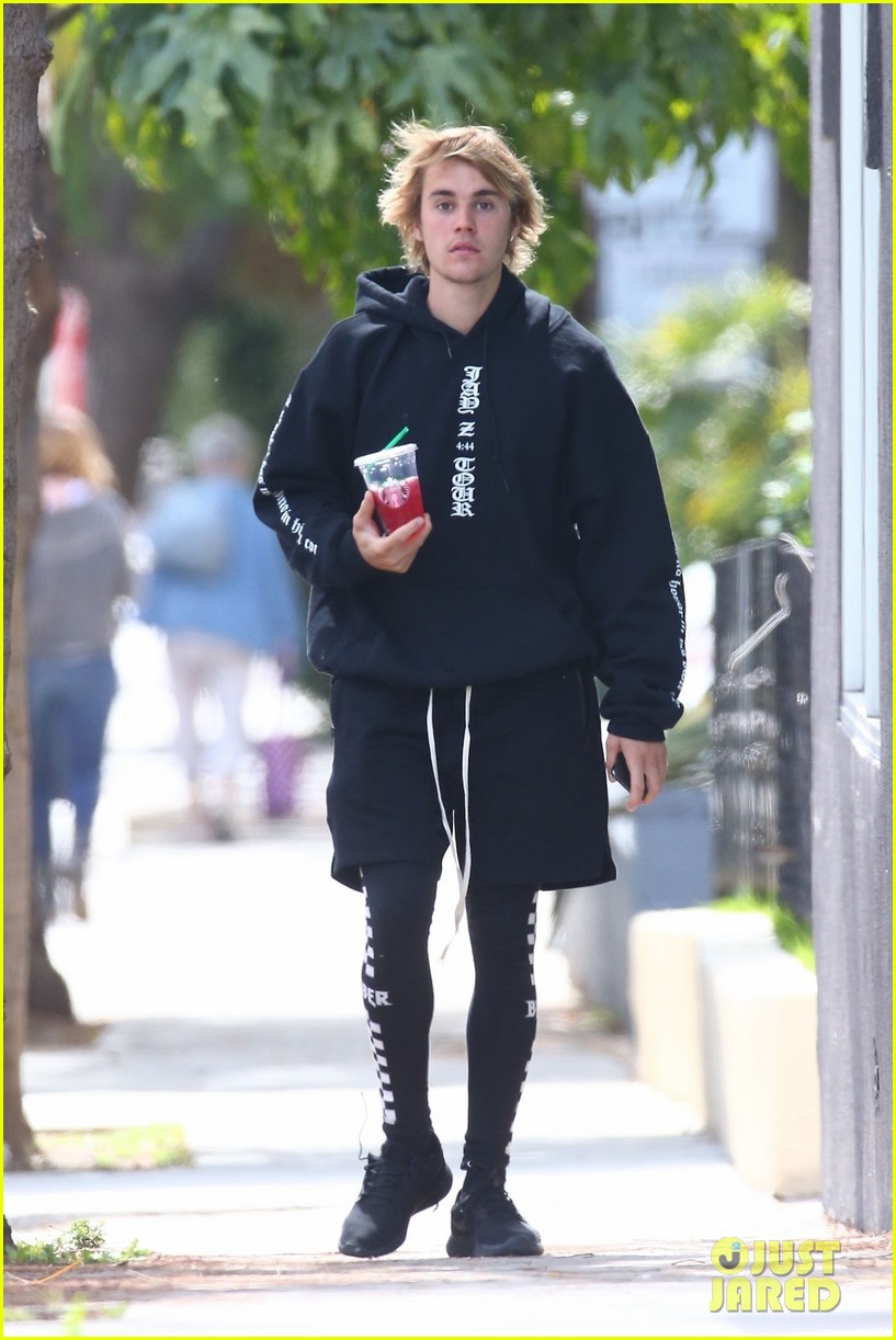 Justin Bieber Shows Off His Muscles After a Workout!