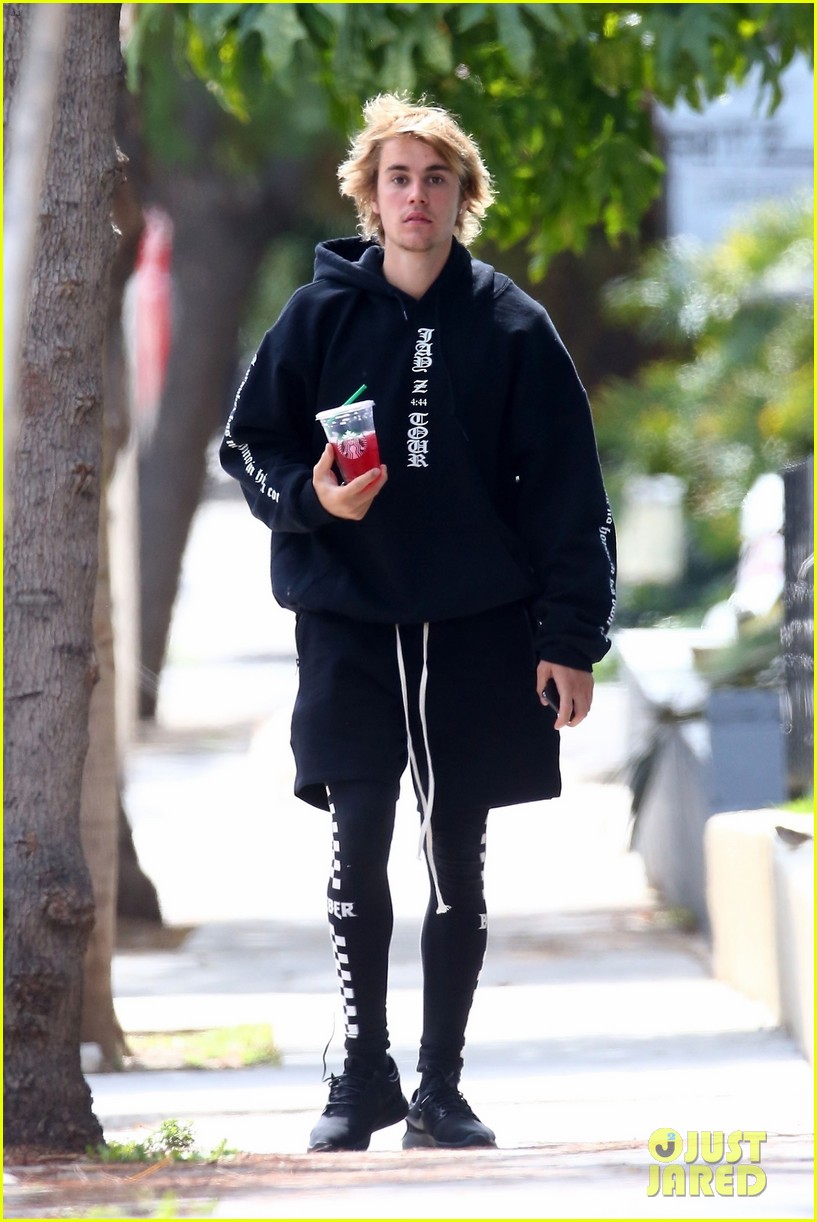 Justin Bieber Shows Off His Muscles After a Workout!