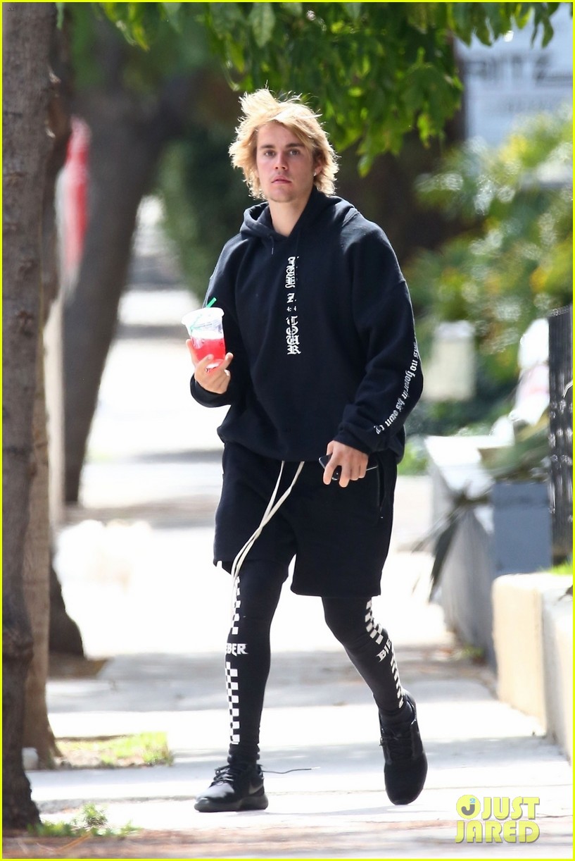 Justin Bieber Shows Off His Muscles After a Workout!