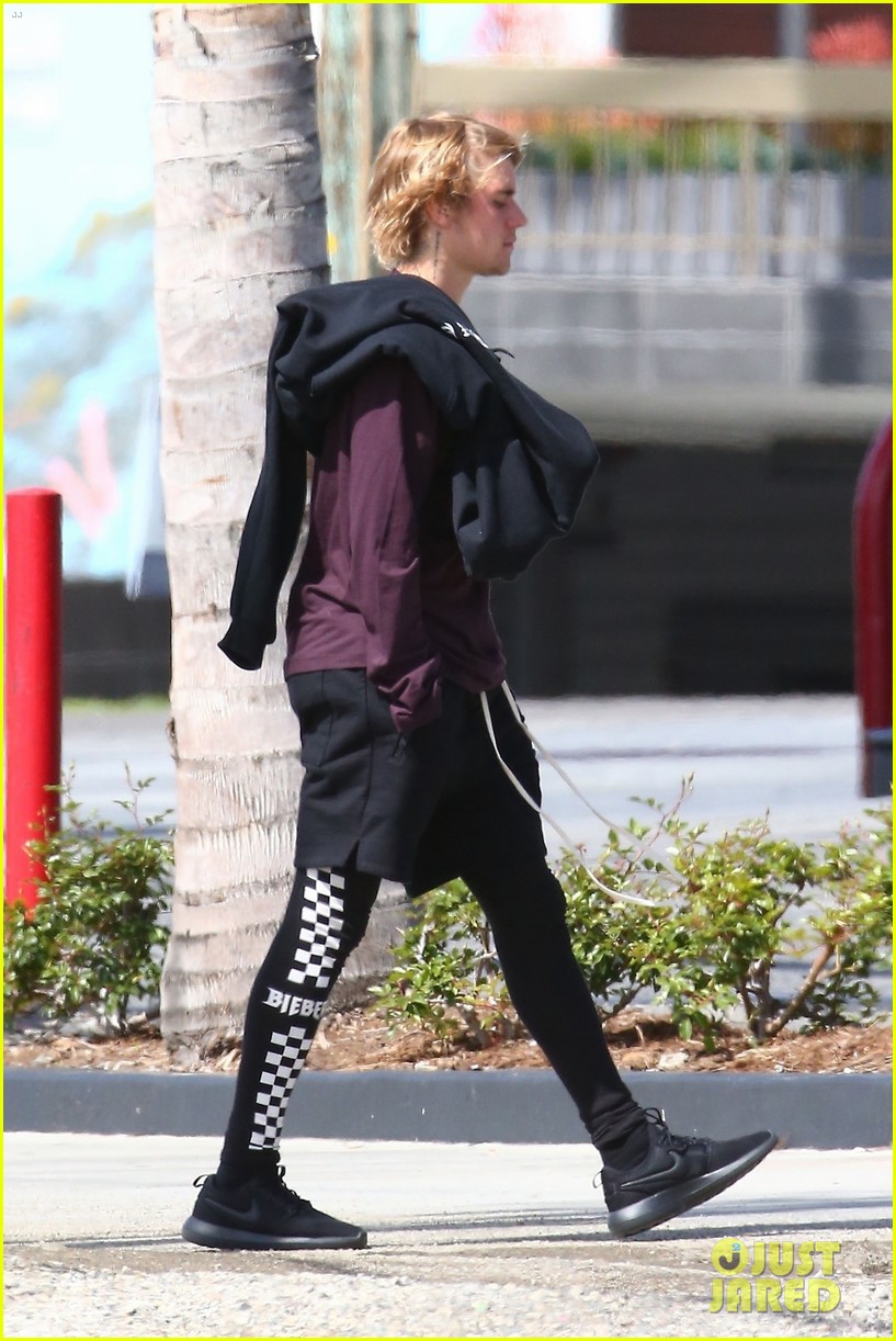 Justin Bieber Shows Off His Muscles After a Workout!