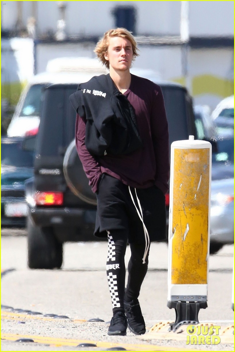 Justin Bieber Shows Off His Muscles After a Workout!
