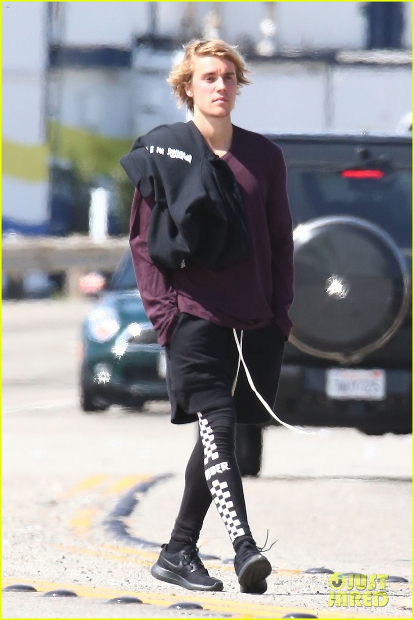 Justin Bieber Shows Off His Muscles After a Workout!