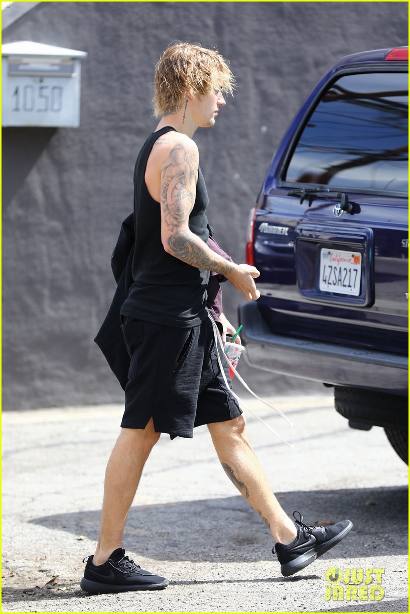 Justin Bieber Shows Off His Muscles After a Workout!